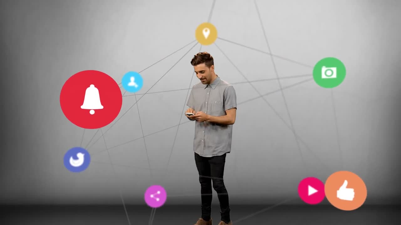 hombre en el teléfono sonriendo sobre las redes sociales animado.