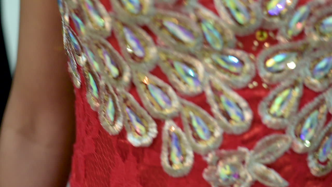 pareja elegante vestida con atuendo formal en la ceremonia de la boda