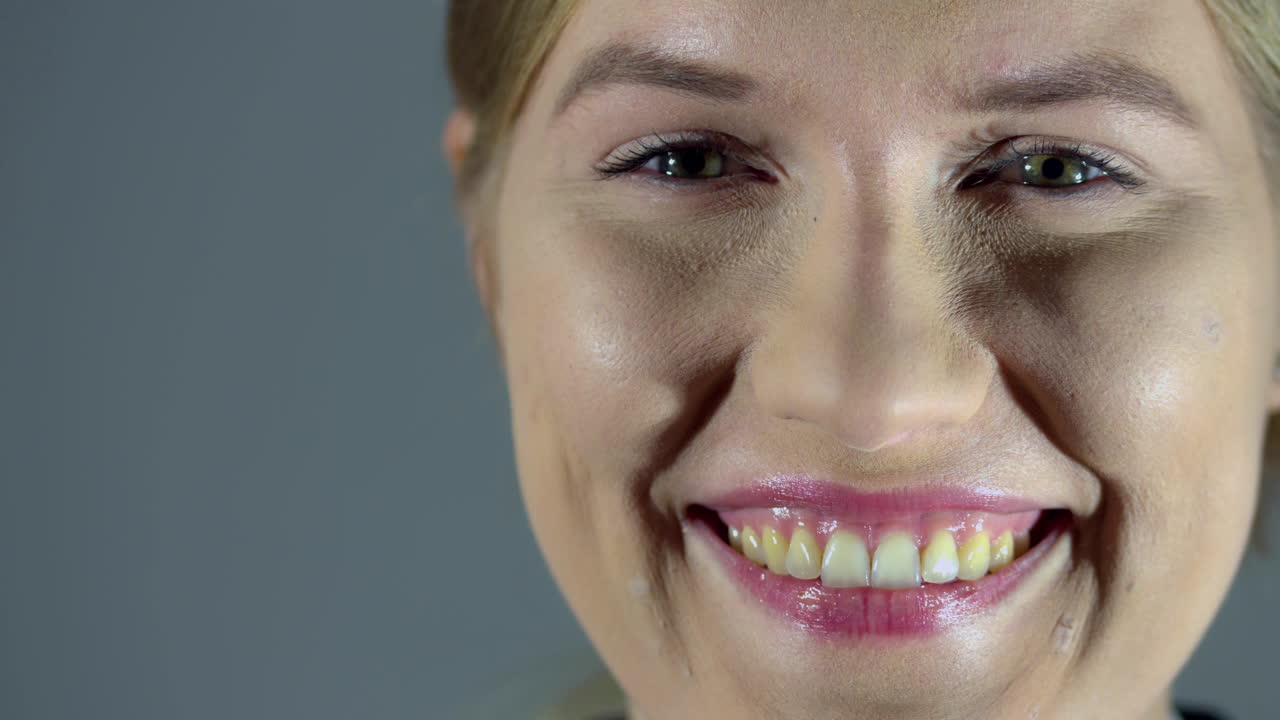 메이크업과 립글로스가 카메라에 미소 짓는 예쁜 여자의 얼굴, 초상화 샷