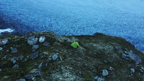una carpa al borde del glaciar tunsbergdalsbreen en noruega
