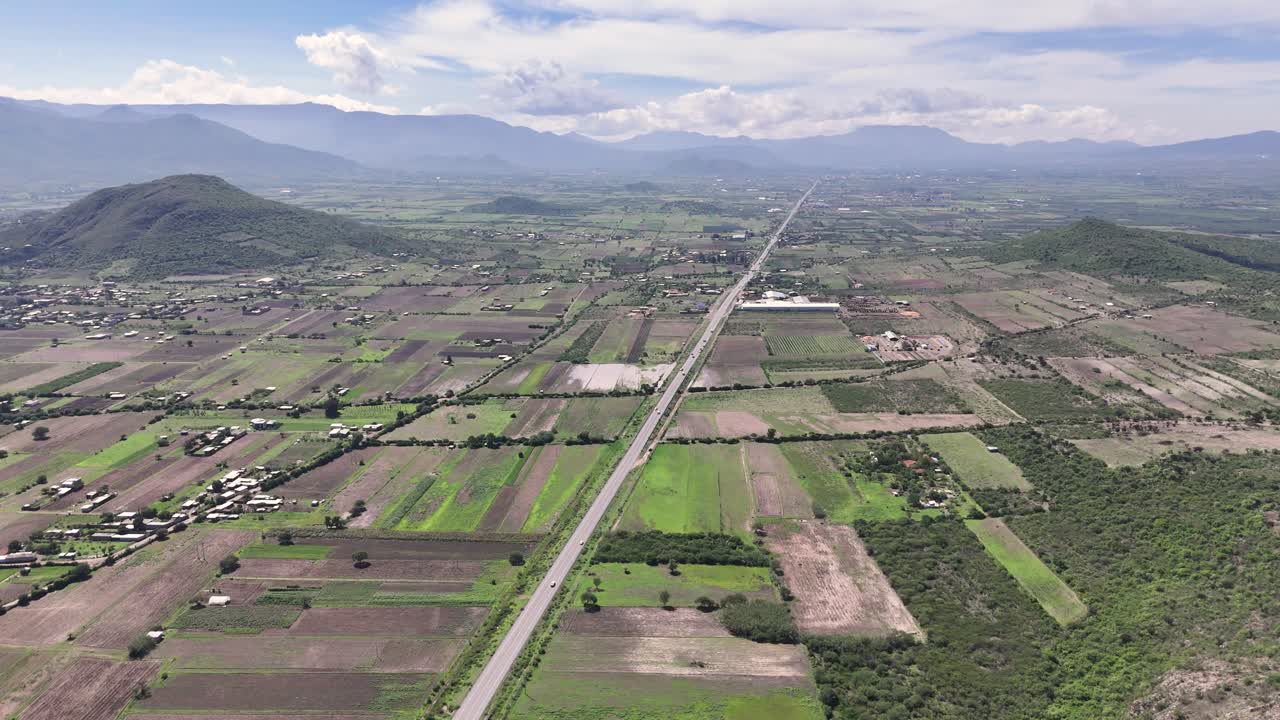 vista aérea de la carretera panamericana 190 cerca de tlacolula, oaxaca, méxico