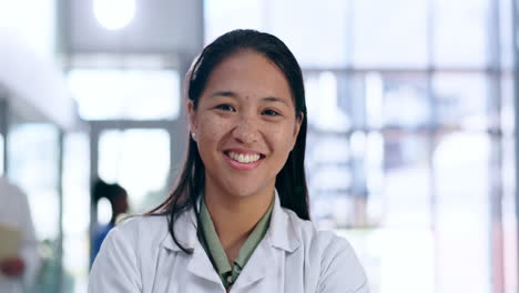 Doctor,-Feliz-Y-Rostro-De-Mujer-En-El-Hospital.