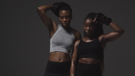 portrait en studio d'une femme portant des gants de boxe s'entraînant avec l'entraîneur 1