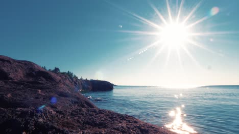 la costa rocosa del lago superior en baraga&#39;s cross minnesota, con aguas muy tranquilas al amanecer