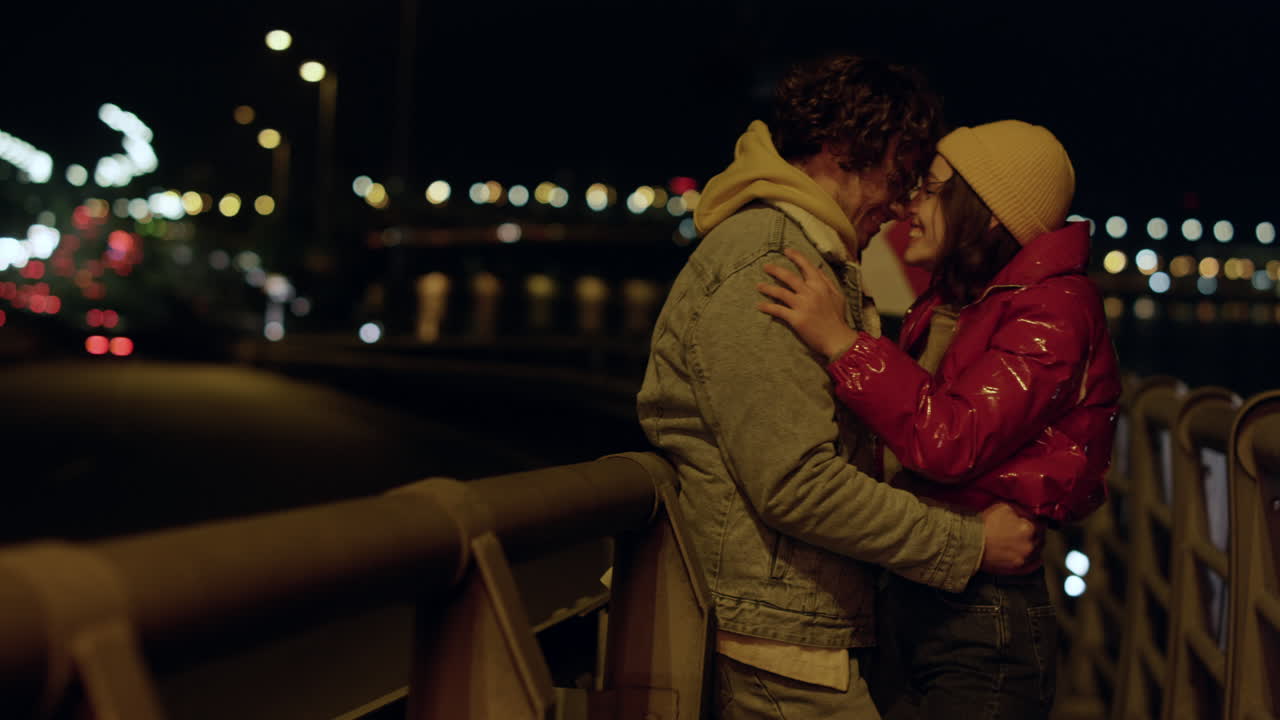 행복한 커플이 야외에서  ⁇ 만적인 데이트를 즐기고 있습니다. 여자가 남자의 팔에 떨어집니다.