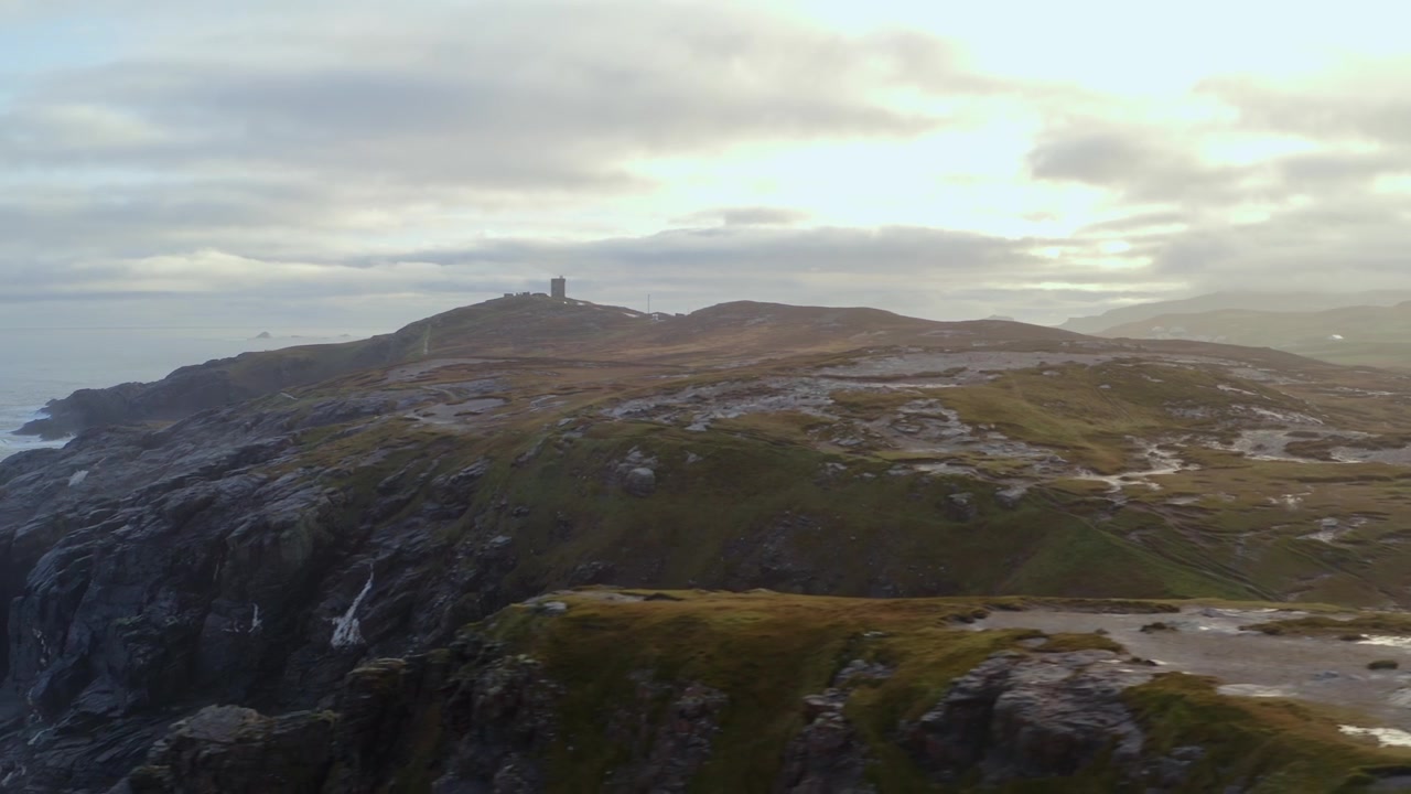 Ilmakuva panoroiden liukuen Malin Headin maaston yli, Malin Signal Tower taustalla.