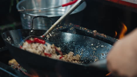 escena de cocina de comida callejera