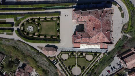 Vista-De-Arriba-Hacia-Abajo-Del-Hermoso-Castillo-Antiguo-En-Una-Pequeña-Ciudad-Italiana