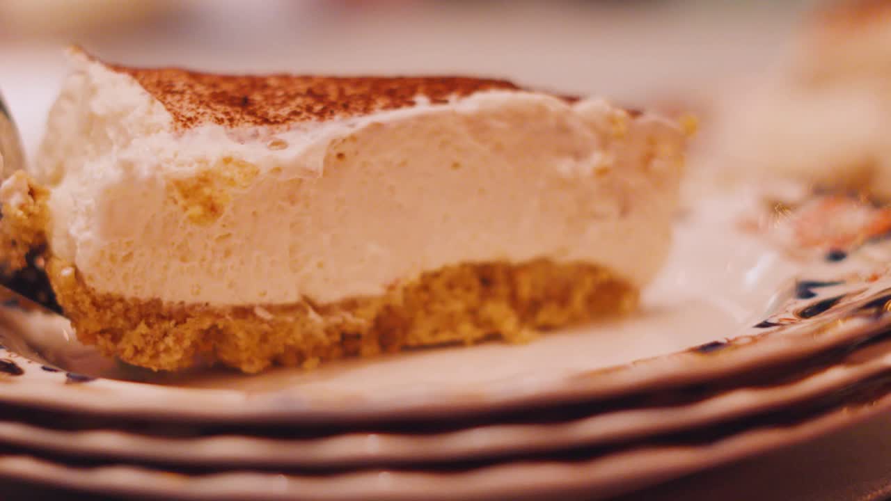 크리스마스에 축제 파티 시즌 동안 손님이 먹을 수 있도록 접시에 버터 비스 기반으로 맛있는 집에서 만든 치즈 케이크 디저트를 제공합니다.