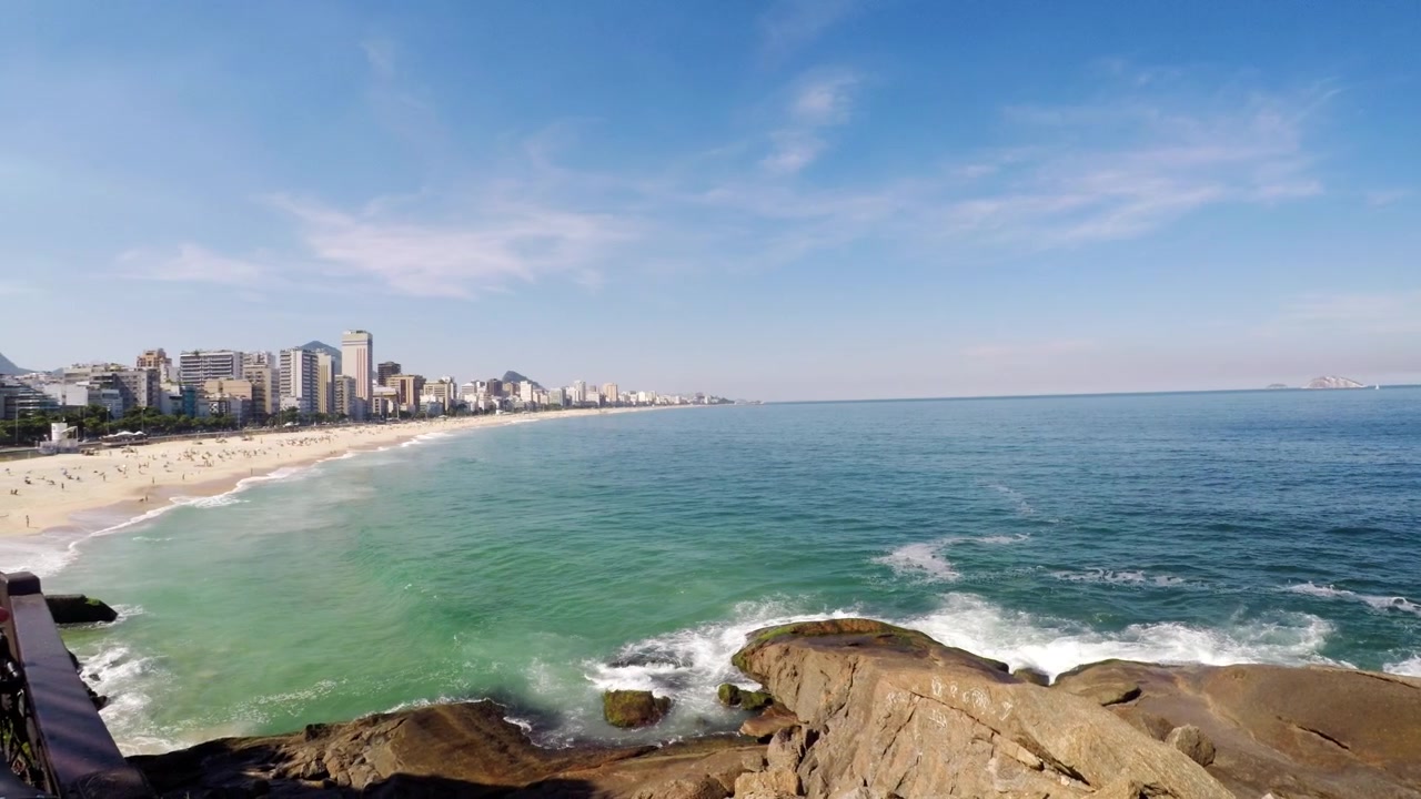 Panoramica della costa di Rio de Janeiro ripresa da lontano su un isolotto roccioso