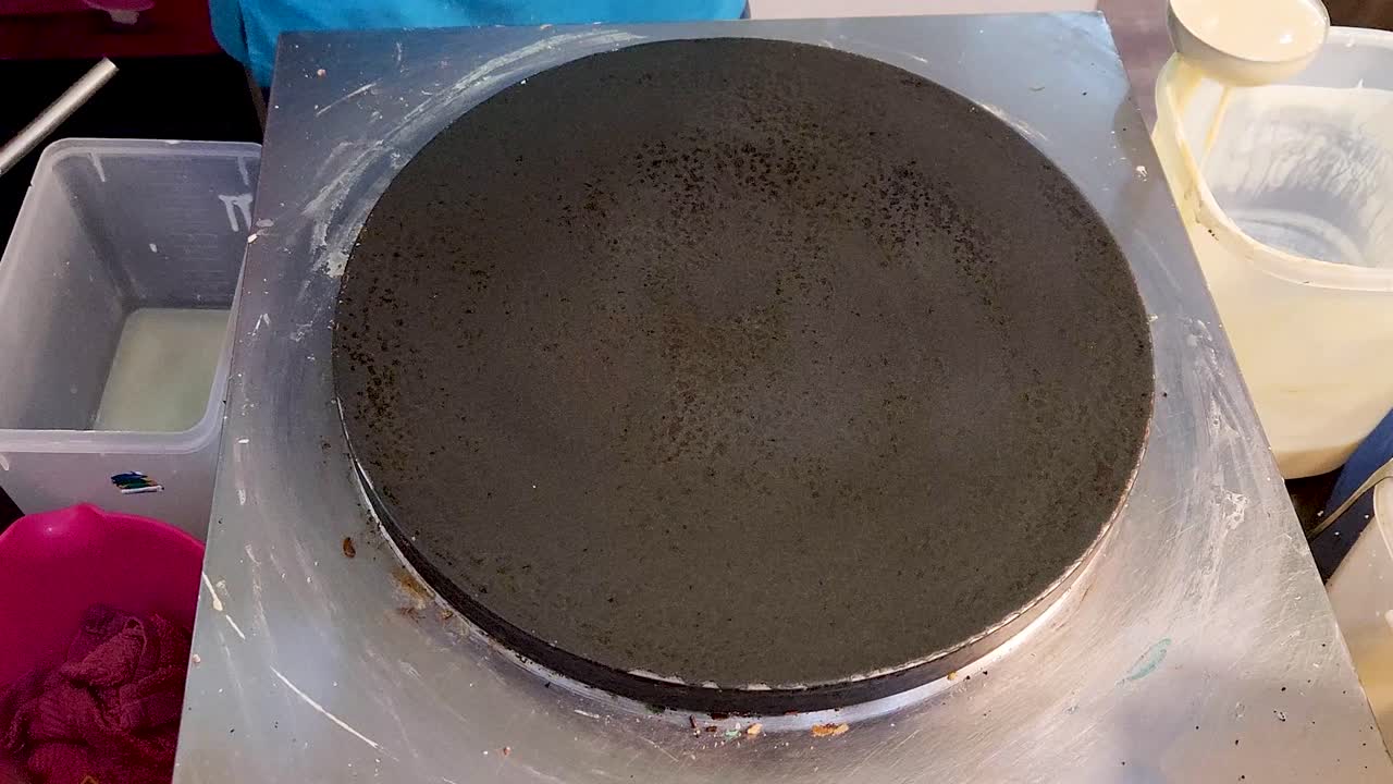 크레프 반죽 을 핫플레이트 에 부어 놓는 것, 가까운 모습