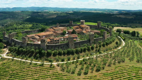 Monteriggioni,-Italy.-Flying-over-walls-to-reveal-town