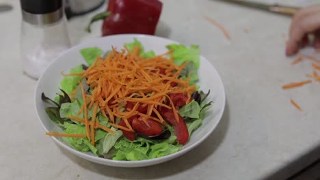 añadir zanahorias picadas en ensalada con pimienta roja y ensalada de lechuga