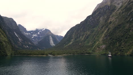 vista de drones de milford mariner en harrison cove, milford sound, nueva zelanda