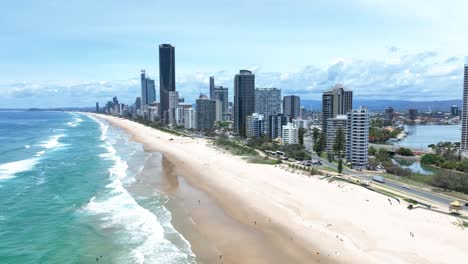 Wunderschöne-Strände-An-Der-Goldküste-Aus-Der-Luft,-Goldener-Sand,-Tosende-Wellen,-Luxuriöse-Hochhauslandschaft