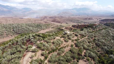 bregas, albania - antena del interior agrícola y el paisaje montañoso