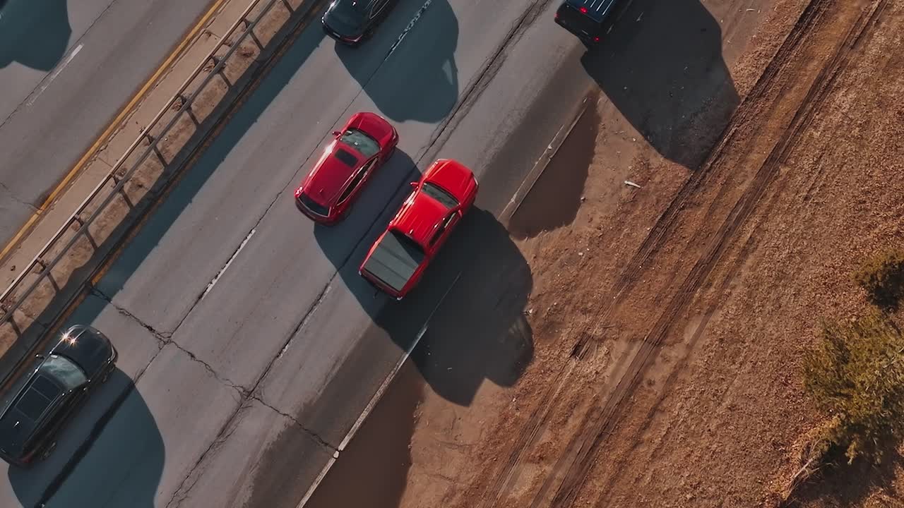Luchtfoto van bovenaf van snelwegverkeer en lange schaduwen