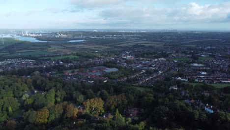 Cheshire-Ackerland-Landschaft-Windpark-Turbinen-Zur-Erzeugung-Erneuerbarer-Grüner-Energie-Antenne-Links-Pfannenansicht