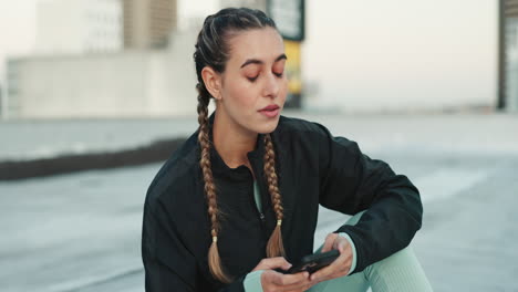 Smartphone,-thinking-and-woman-in-city