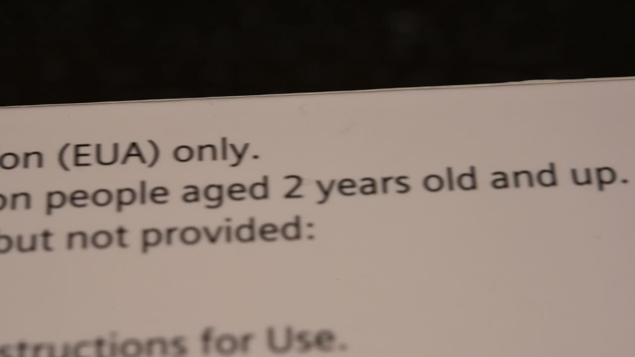 deslice sobre la caja de prueba covid-19 que revela