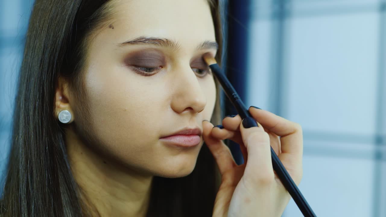 maquillaje de mujer joven maquilladora en un estudio 5