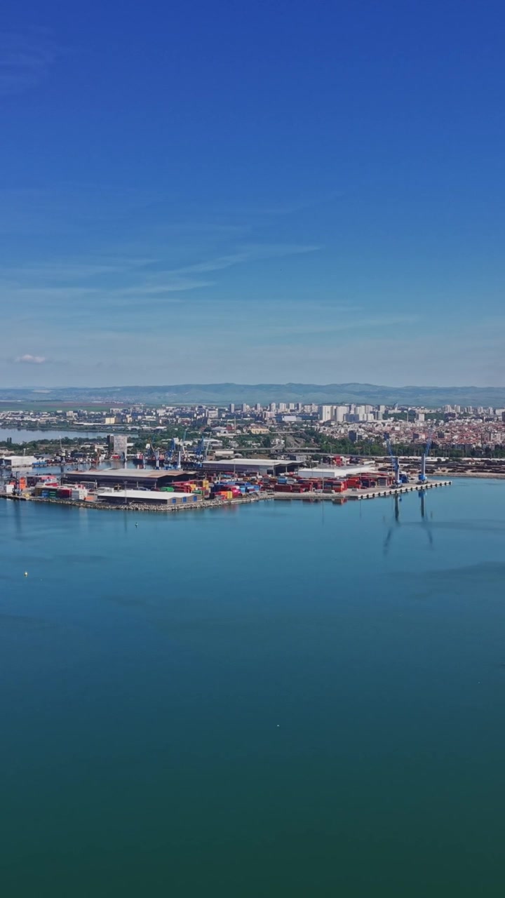 Skyline della città e vista sul porto di giorno con cielo e acqua limpidi.