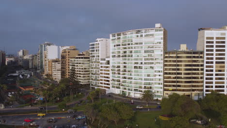 imágenes de drones de la ciudad de miraflores, lima, perú