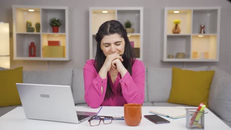 Mujer-Trabajadora-De-Oficina-En-Casa-Mirando-Emocionalmente-A-La-Cámara.