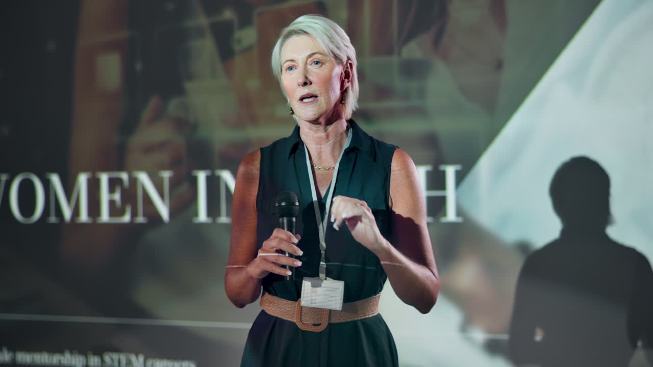 mujer oradora en una conferencia de mujeres en tecnología