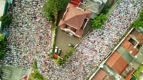 muslim people praying eid al fitr