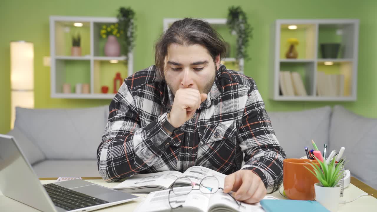 joven que tose con insuficiencia respiratoria y malestar en los pulmones.