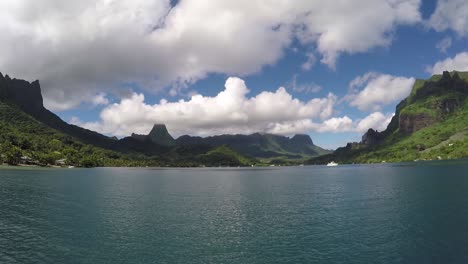 Vista-De-Opunohu-Desde-Un-Barco-En-La-Polinesia-Francesa,-Moorea.-Día-Soleado-Con-Nubes