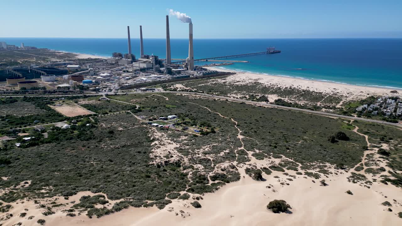4K-dronevideo Orot Rabinin sähkövoimalaitoksesta – Hadera – Israel