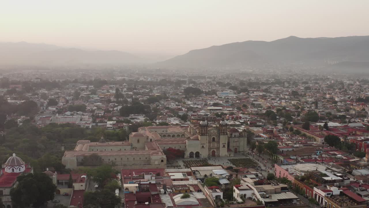 Ripresa aerea in volo verso il Tempio di Santo Domingo al mattino presto a Oaxaca, Messico