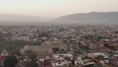 la antena vuela hacia el templo de santo domingo temprano en la mañana en oaxaca, méxico