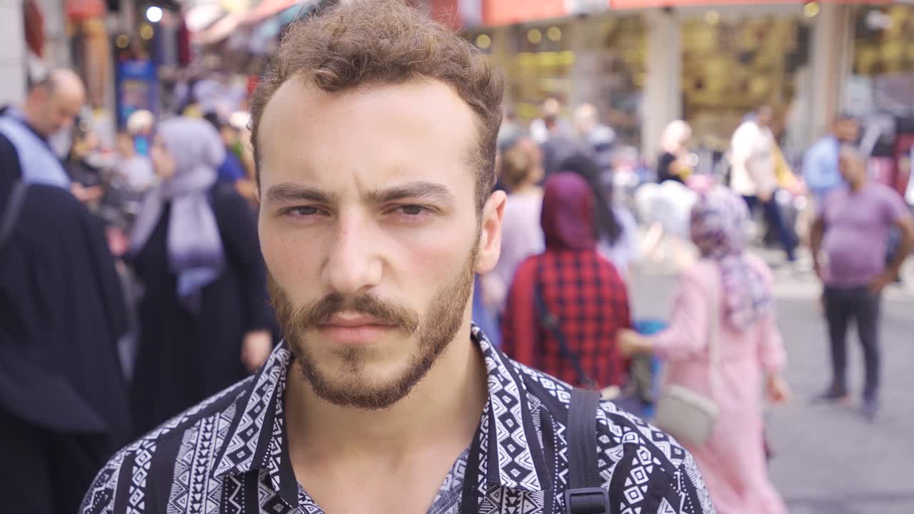 슬픈 우울한 남자가 카메라를 쳐다보고 있습니다.