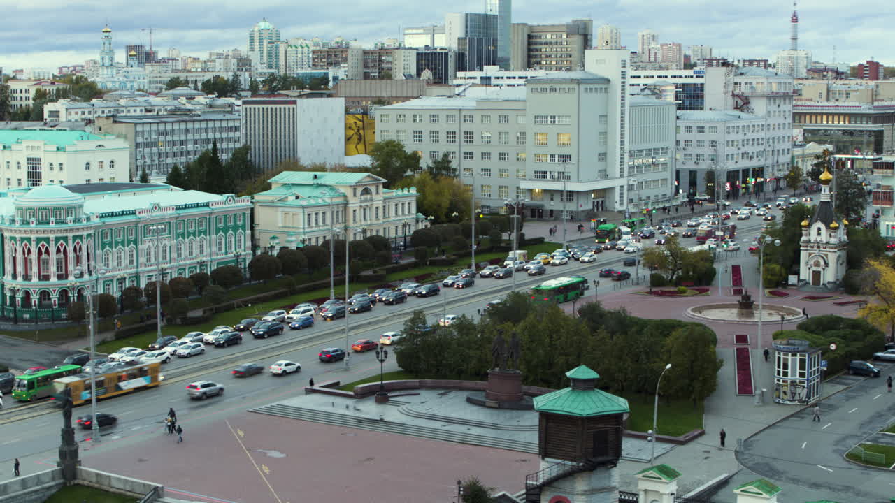 vista de la ciudad con tráfico y edificios