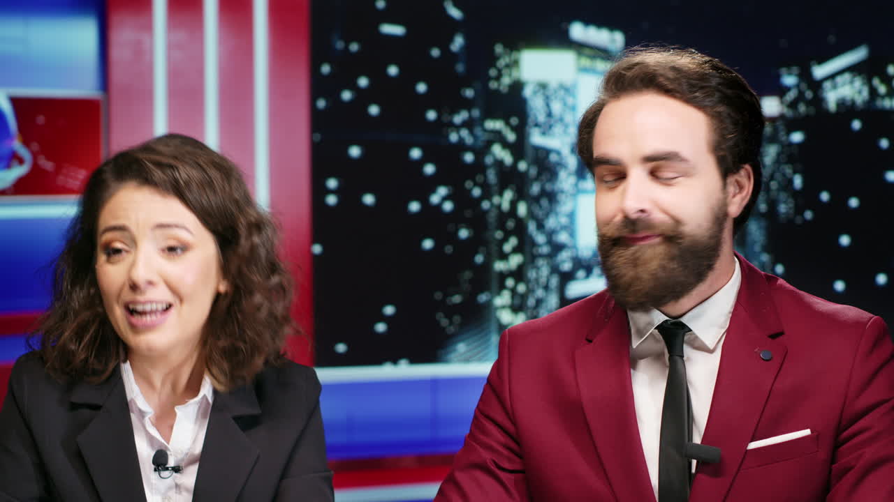 los periodistas de los programas nocturnos van en vivo.