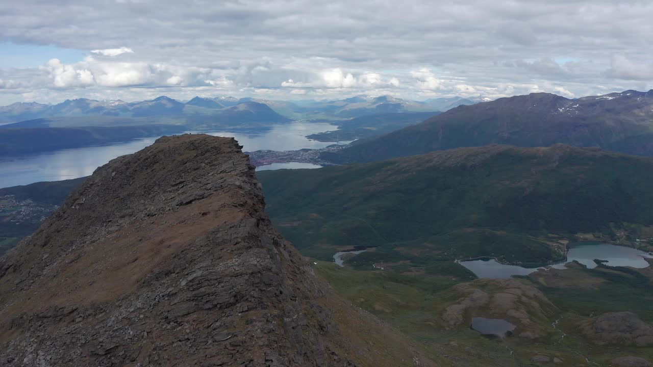 북부 노르웨이의 풍경, 산, 호수, 피오르드, 극적인 하늘의 드론 촬영