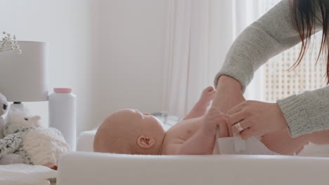 Madre-Cambiando-Pañales-En-Casa-Cuidando-A-Un-Bebé-Recién-Nacido-Feliz,-Mamá-Amorosa,-Limpiando-Pañales-Para-Niños,-Hidratando-La-Piel,-Disfrutando-De-La-Maternidad,-Cuidado-De-Niños