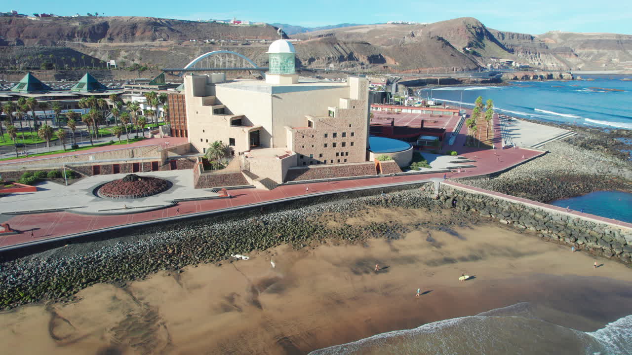 Spectacular View of Alfredo Kraus Auditorium Under Clear Skies in Gran Canaria.
