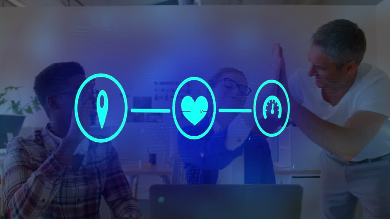 animación de un conjunto de tres iconos digitales sobre personas de negocios