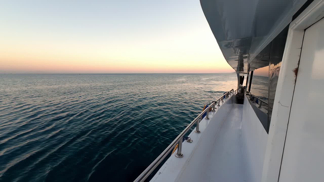 Ein Boot kreuzt das Rote Meer bei Sonnenuntergang in Dahab, Sinai-Halbinsel, Ägypten – Zeitlupe