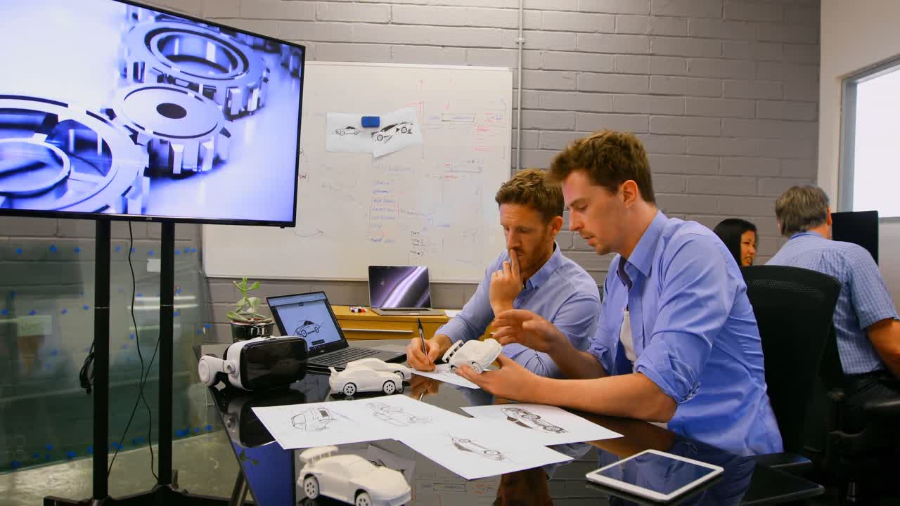 colegas de negocios discutiendo sobre el modelo de coche 4k