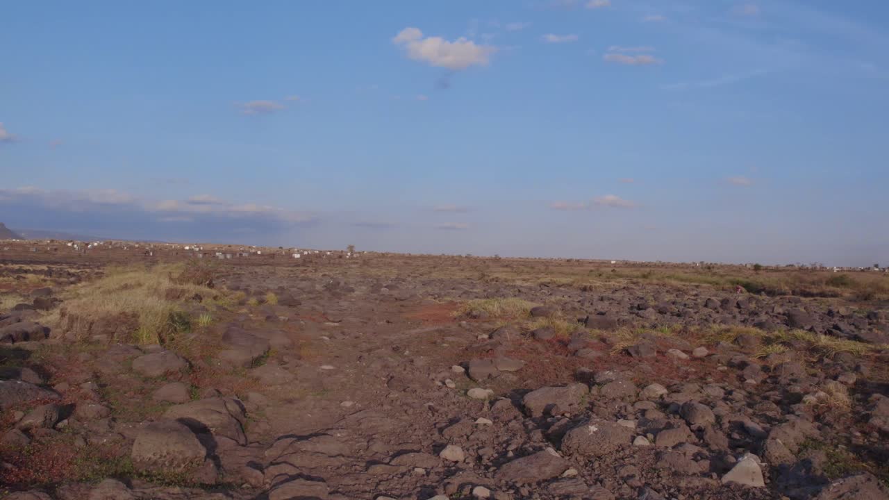 el vuelo de drones sobre un paisaje africano seco muestra las consecuencias del calentamiento global.