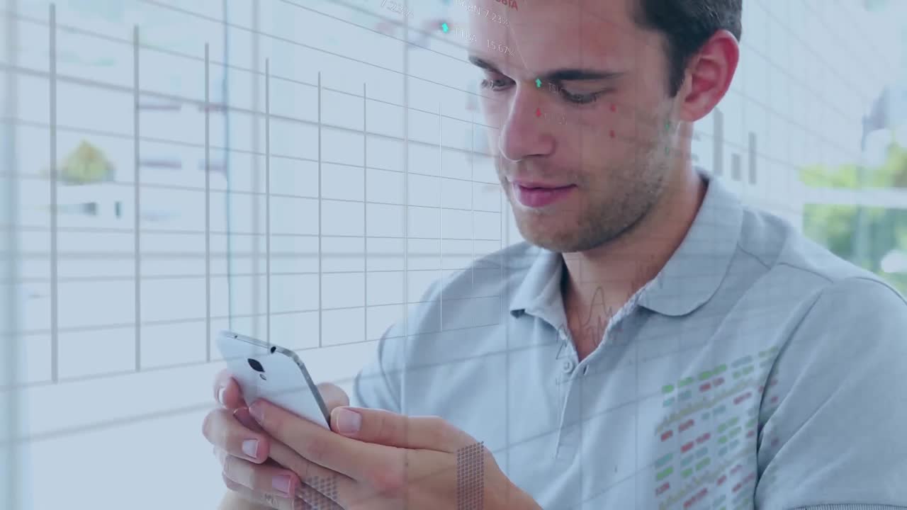 animación de múltiples gráficos con números cambiantes y tablas de negociación, hombre caucásico usando teléfono celular