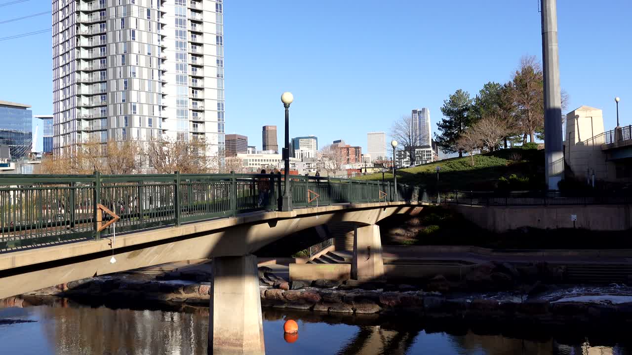 강변 공원에서 본 덴버 시내 전망