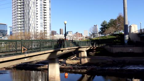 vista del centro de denver desde el parque frente al río