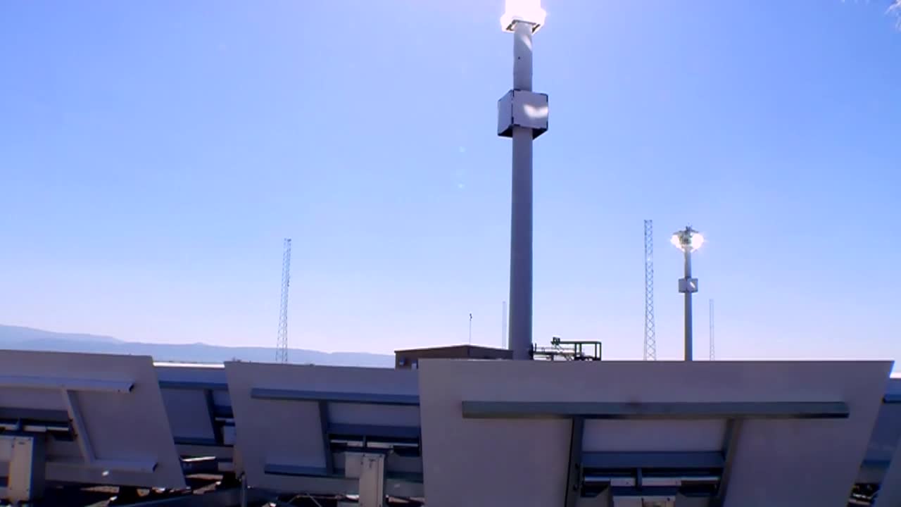 사막의 대형 태양 전지판은 깨끗한 전기를 생성합니다