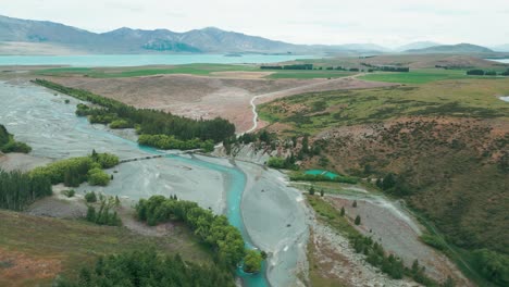 Puente-Sobre-El-Río-Cass,-Nueva-Zelanda,-Con-El-Lago-Tekapo-Al-Fondo-Con-Montañas